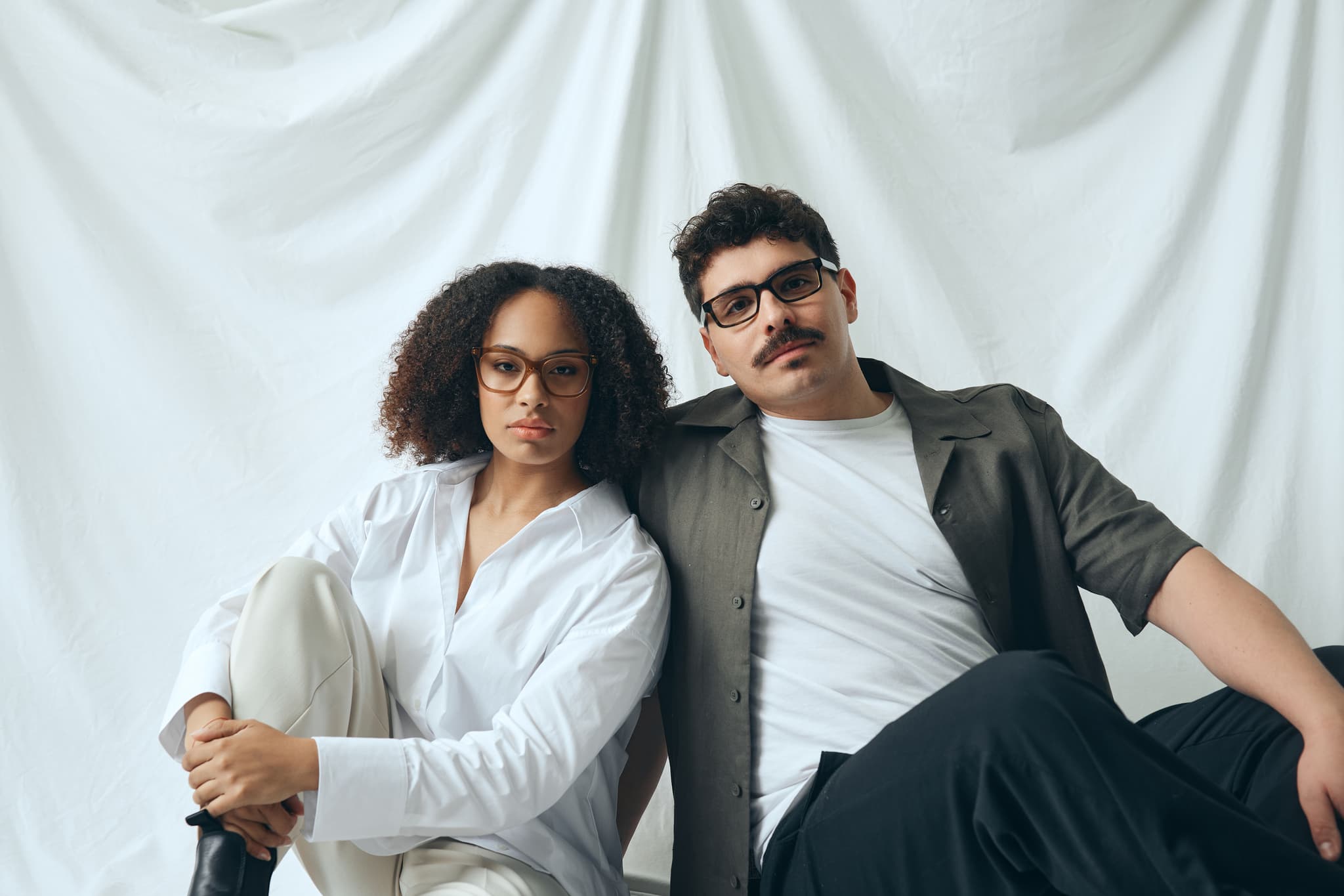 Frauen mit sonnenbrillen lachen zusammen