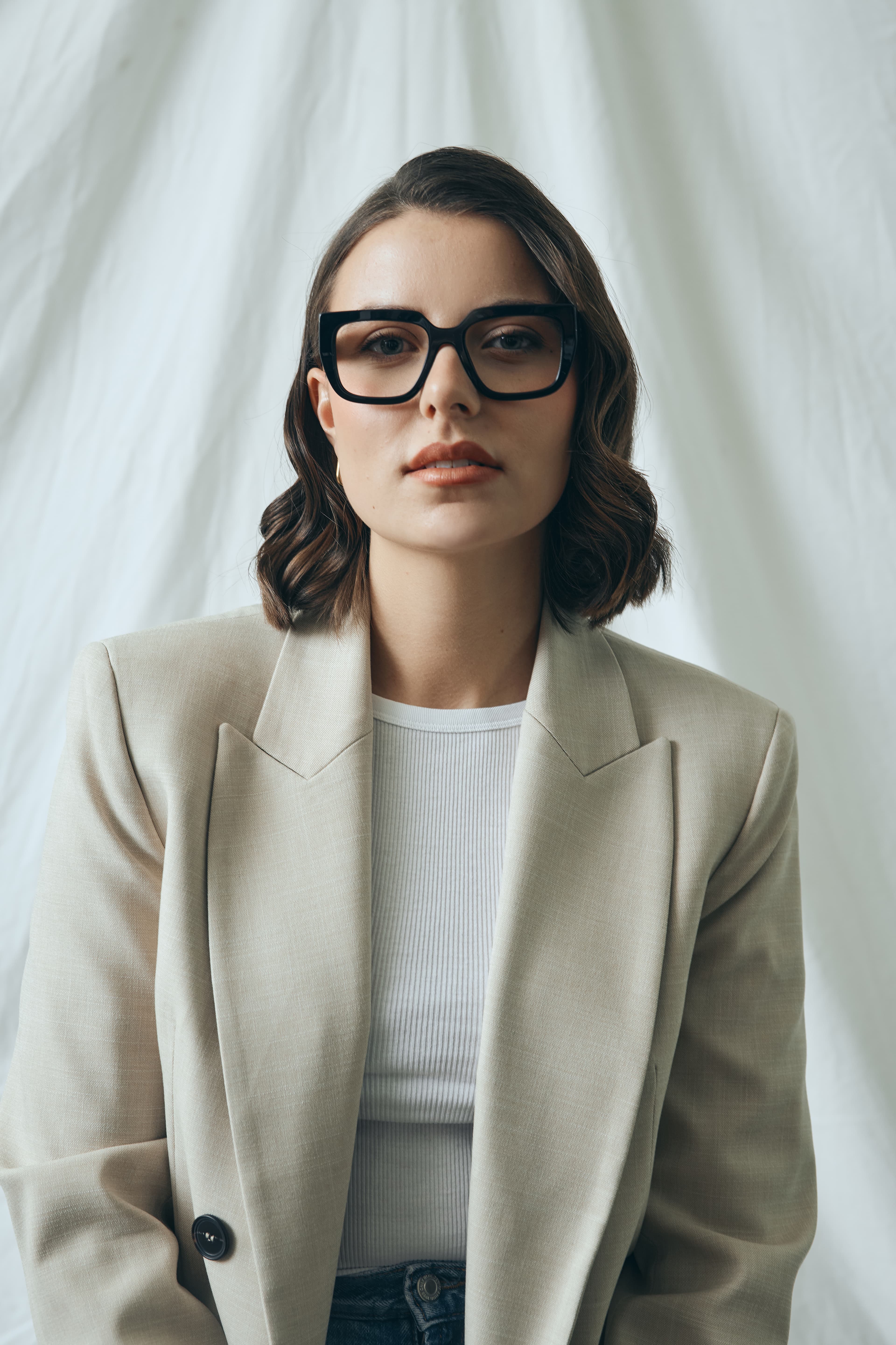 Mann mit schwarzer sonnenbrille mit silber verspiegelten glaesern