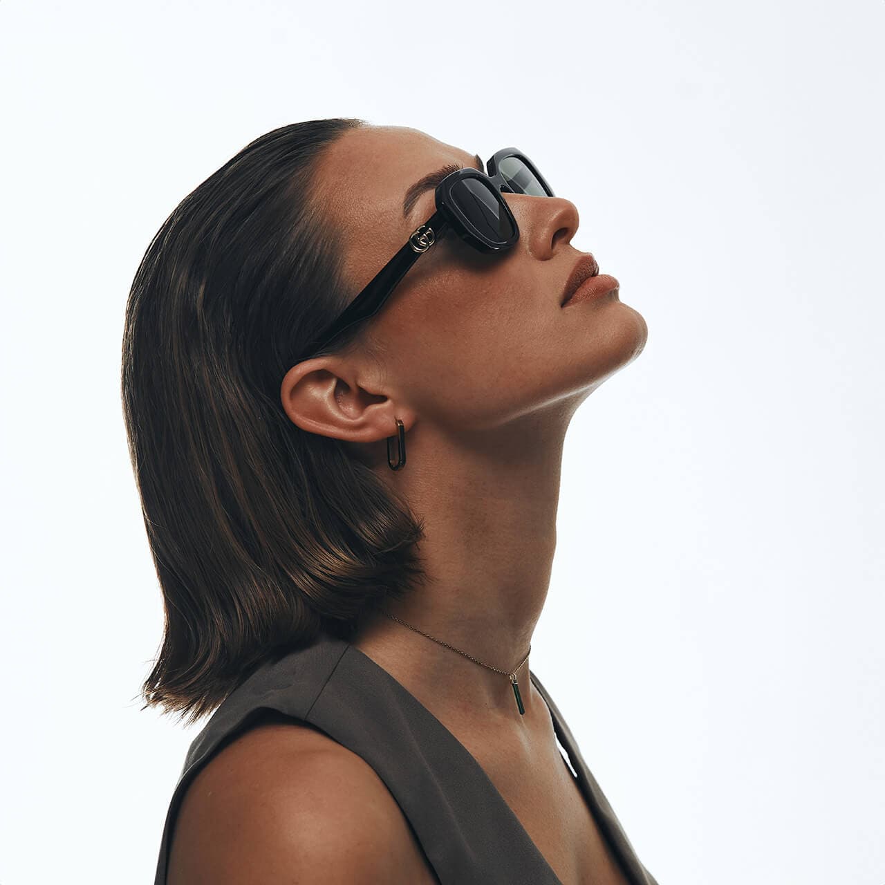 Mann mit schwarzer sonnenbrille mit silber verspiegelten glaesern
